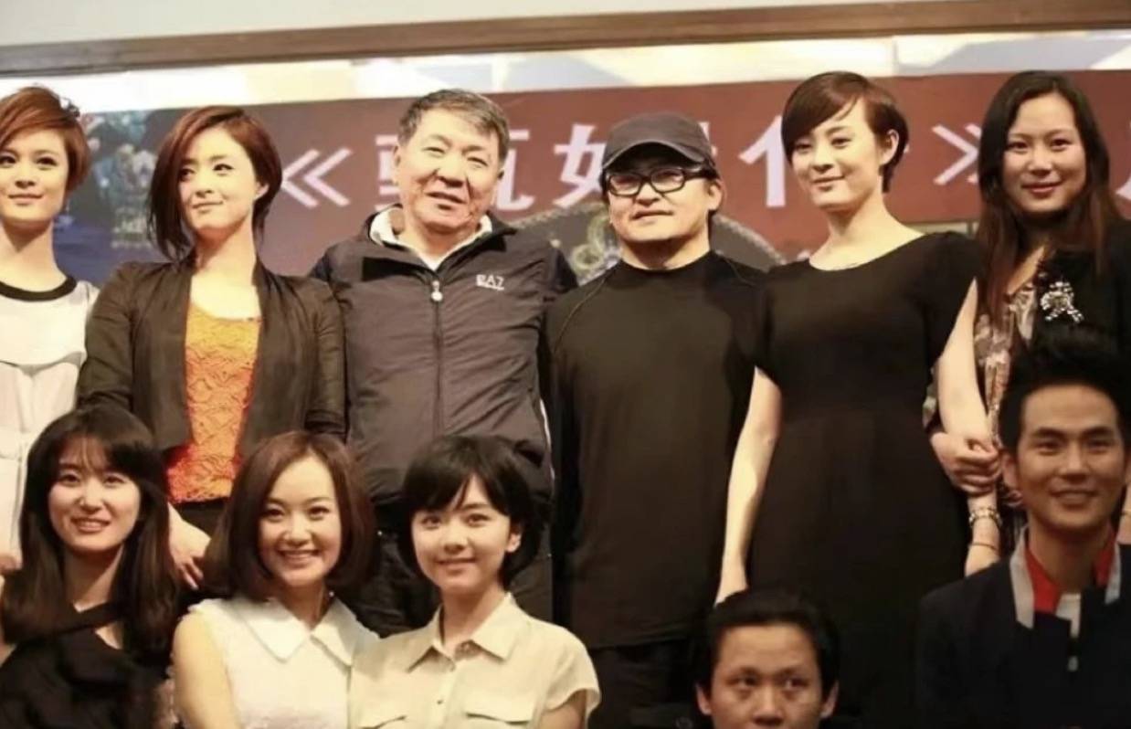 庆功宴照片囊括了《甄嬛传》大部分参演人员,从主演陈建斌,孙俪,蒋欣