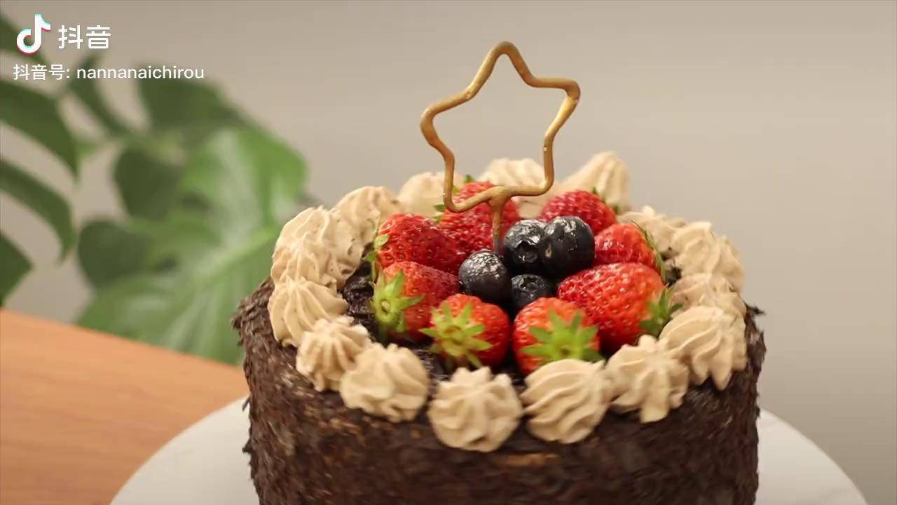 高颜值草莓黑森林蛋糕口感高级丰富再吃一顿告别春节假期全网为运动健