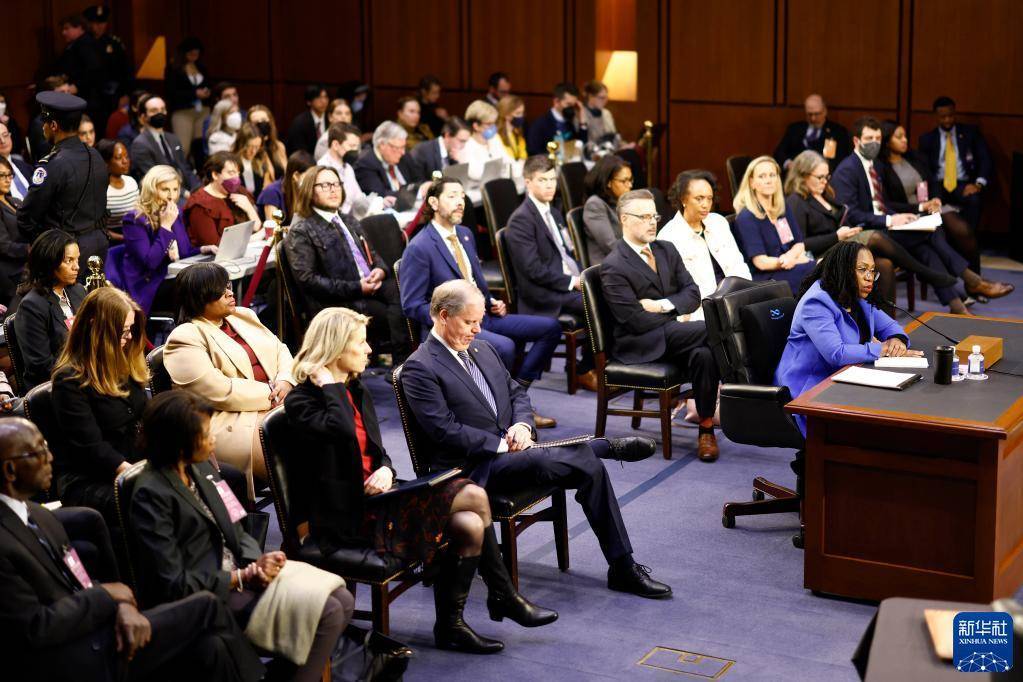 美国会参议院批准首位非洲裔女性出任联邦最高法院大法官_美国众议院