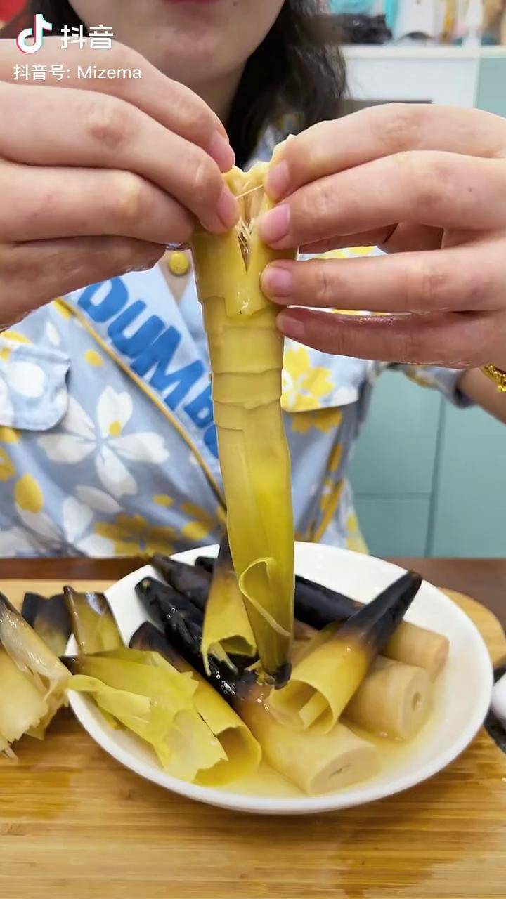 手剥笋大家都听说过但是你吃过没一层一层扒着吃越往里芯越嫩手剥笋