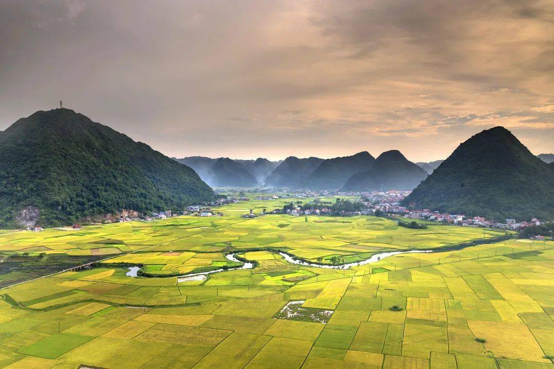 坝子上地势平坦,土壤肥沃,稻田连片,历来是高原上农业兴盛,人口稠密的