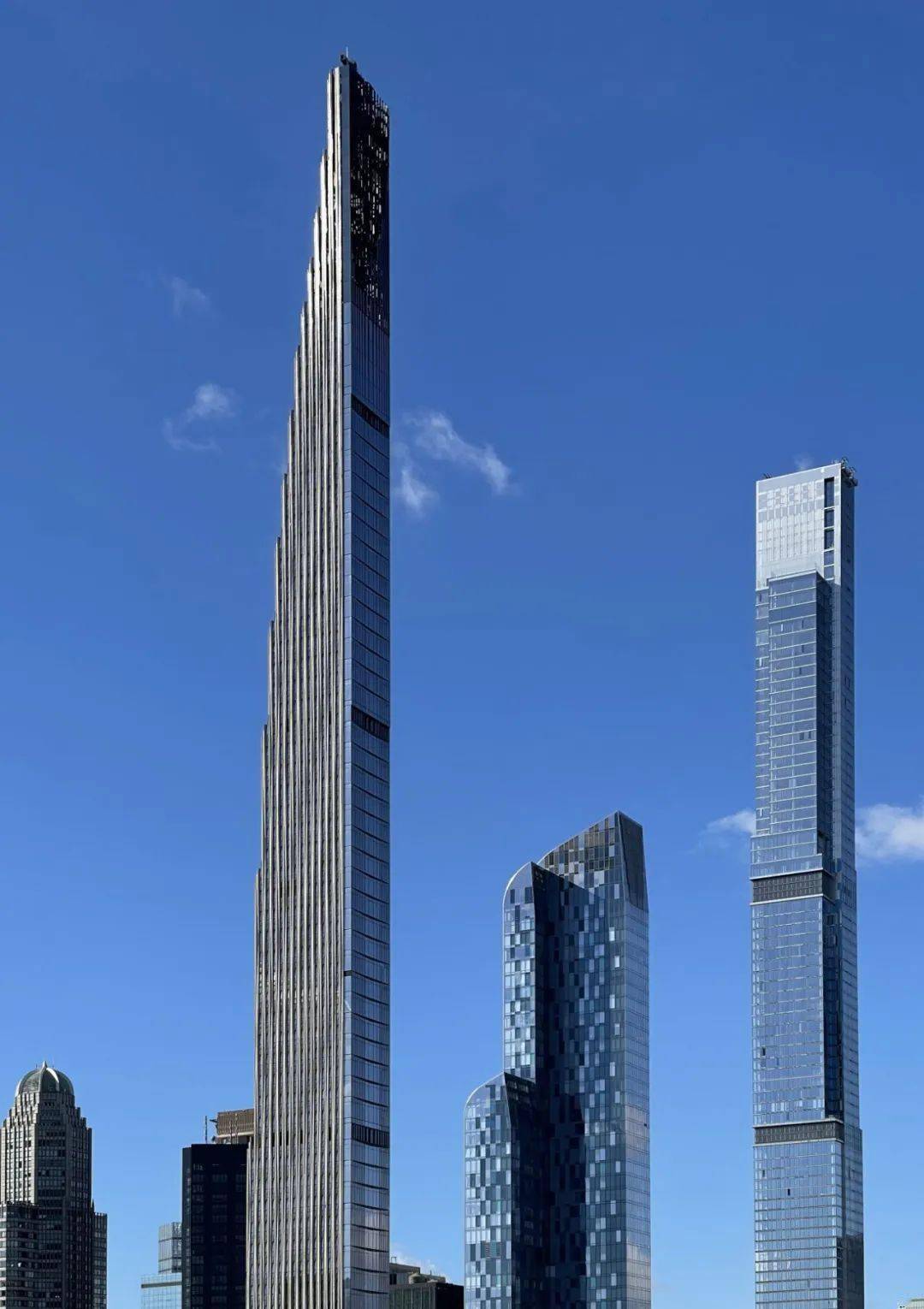 the steinway tower纤薄的外形从最近公布的实景照片可以看出一直备受