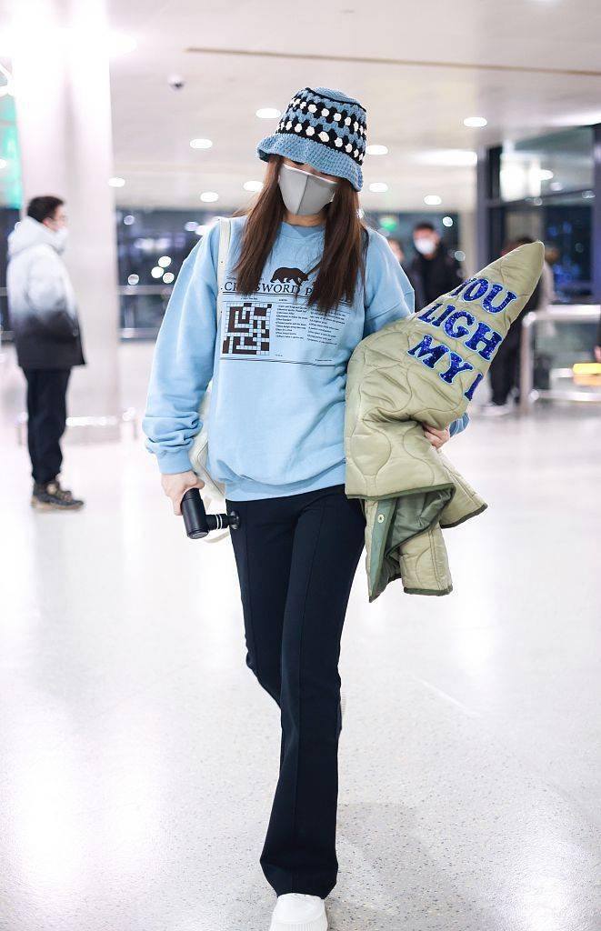 李菲儿穿蓝色卫衣微喇裤 搭配针织帽毛绒包清新可爱