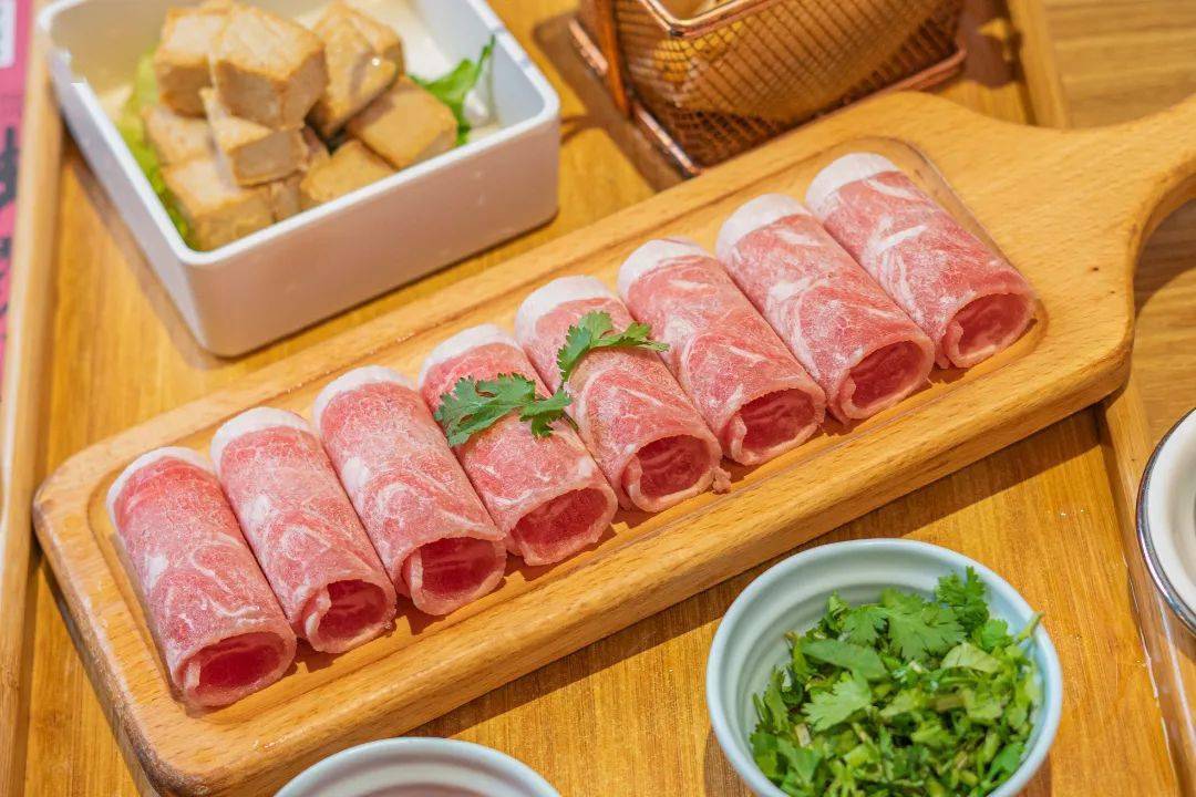 营养乌鸡卷营养价值很高的乌鸡卷可是养生锅的好cp每一片都厚薄均匀