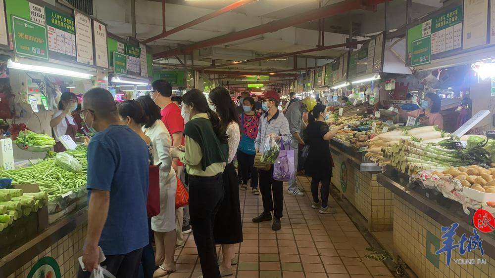 「视频 图集」走探广州员村菜市场:市民有序采购