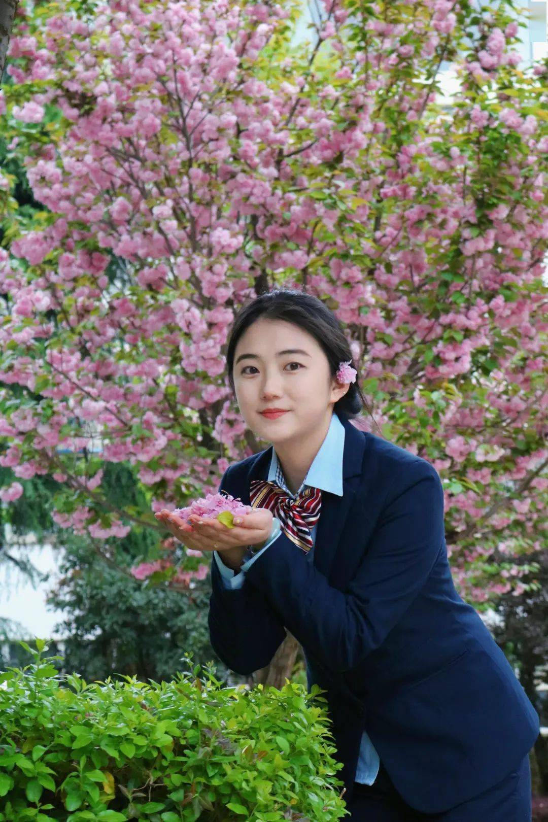 邮政小姐姐送来最美四月天