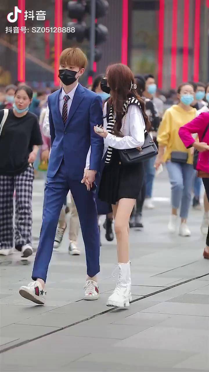 太古里街拍晨妍合黄锦鸿ma有喜欢他们的吗情侣穿搭