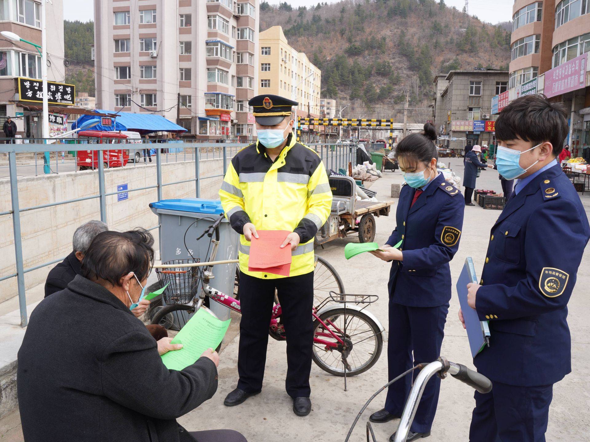 随后,图们市交通运输综合行政执法大队,市监局工作人员来到石岘镇,向