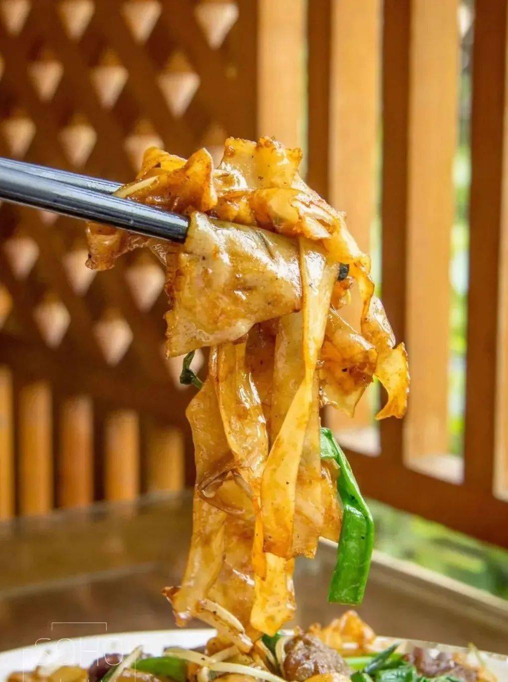 炒河粉则追求米香,细腻,用沙河粉就最合适不过,简单调味就已经特别香