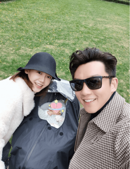 郑恺老婆有二胎？苗苗无奈在家种菜，有意遮挡肚子太明显