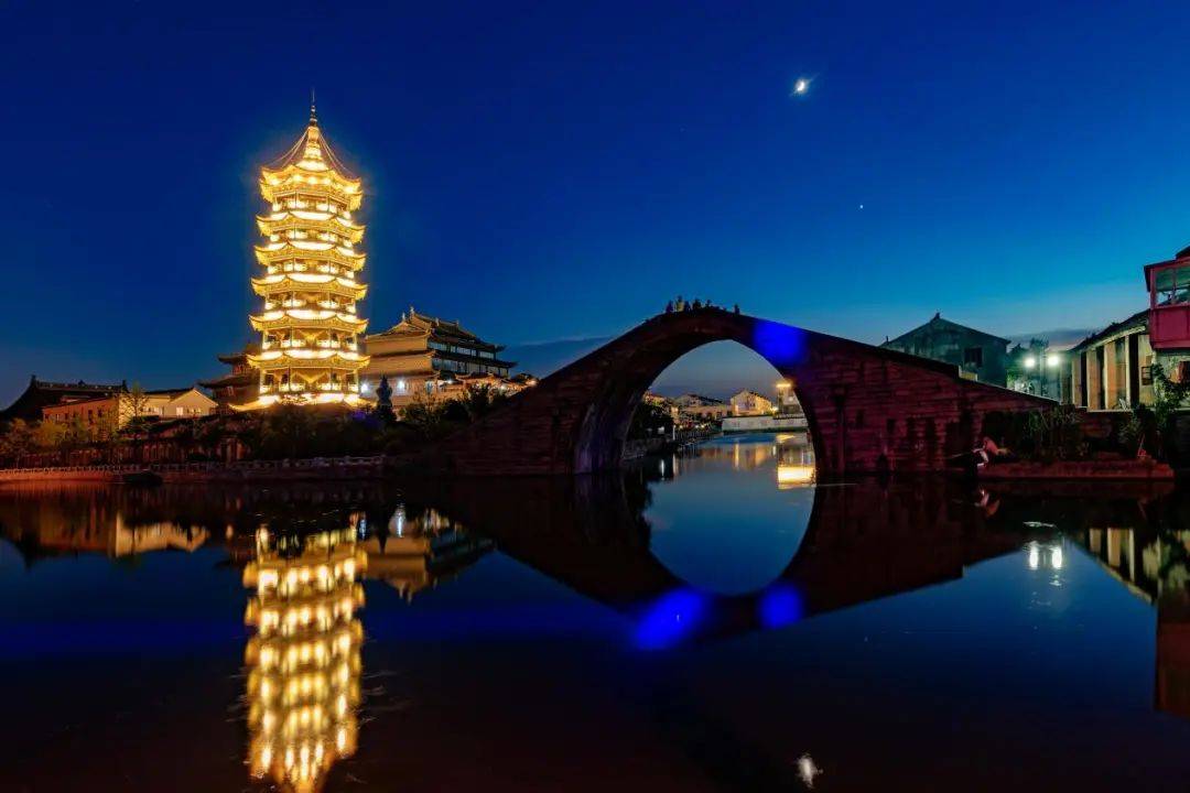 垂虹景区曾有松陵八景中的"垂虹夜月""塔寺钟声""鲈乡烟雨""雪滩钓艇"