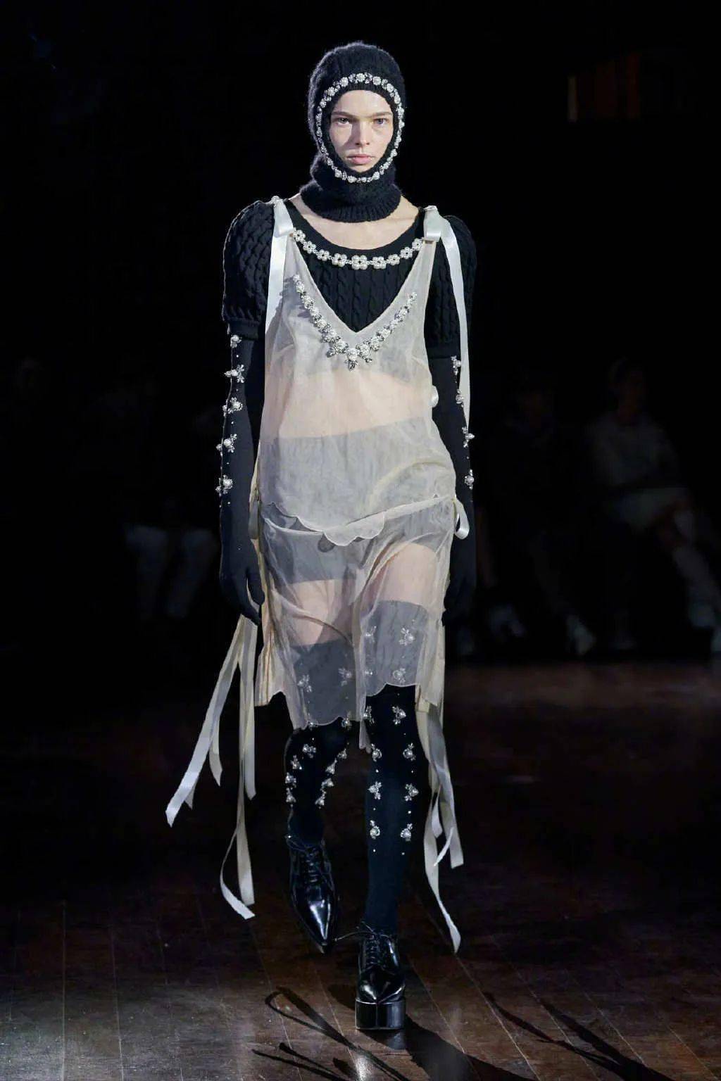 珍珠叠加时髦的秀场回潮尽显优雅复古风情