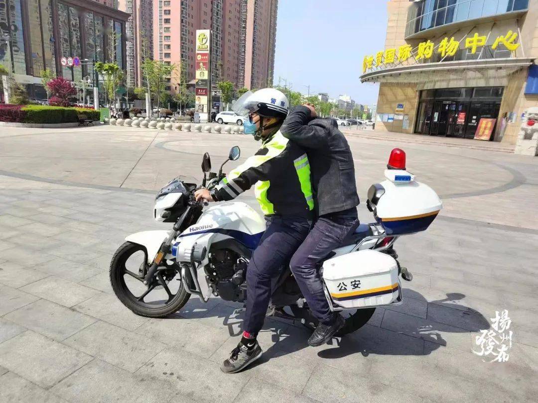 一辆警用摩托车一路警灯闪烁,警笛声声._黎鹏_张某华_男子