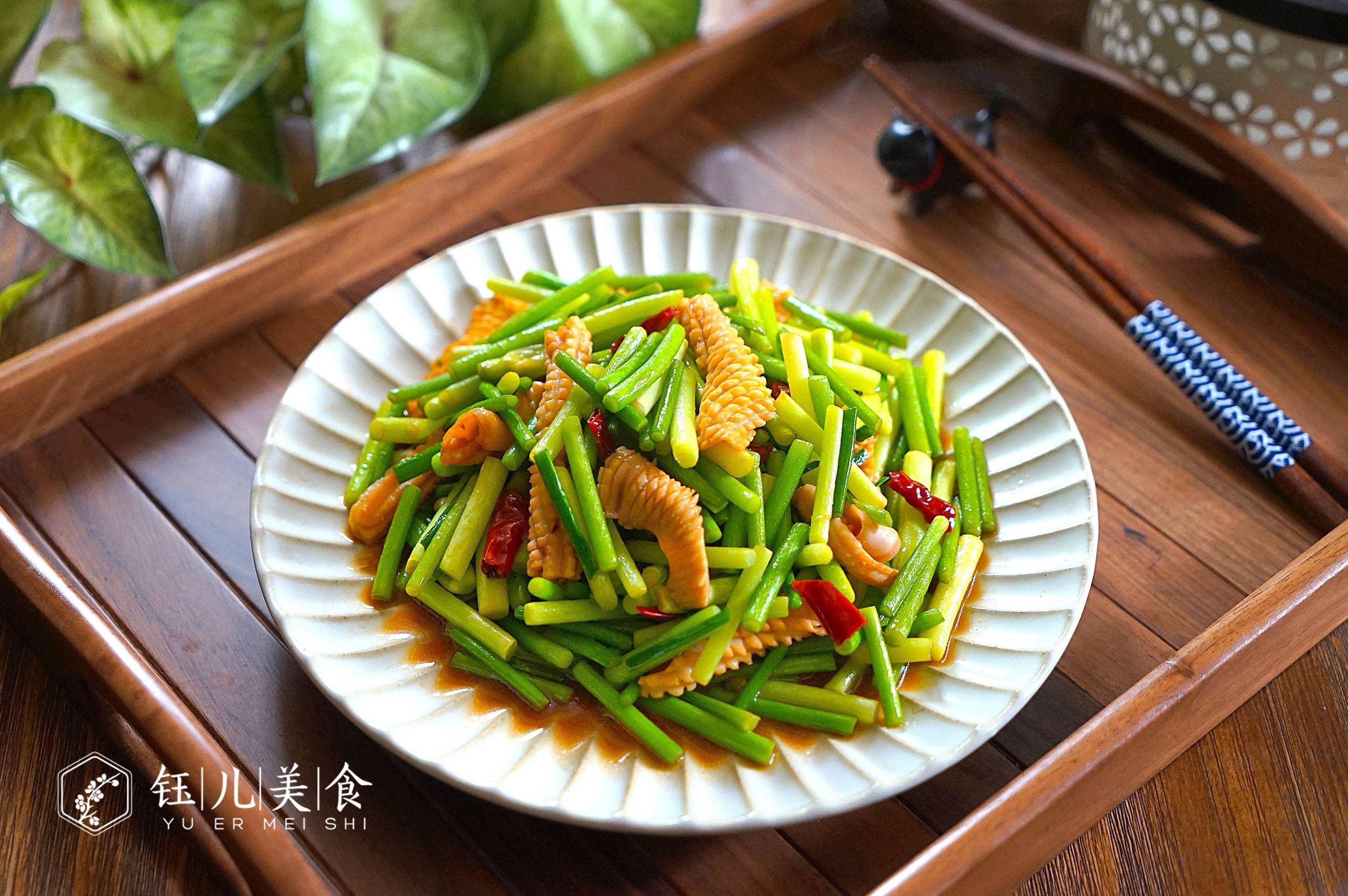 【蒜苗炒鱿鱼】食材:蒜苗400克,鱿鱼200克,辣椒2个,生姜丝少许,生抽一