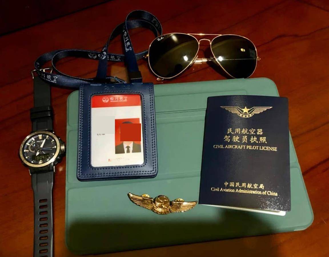 并晒出该飞行员民用航空器驾驶员执照,工作证件和其个人照片,因该工作