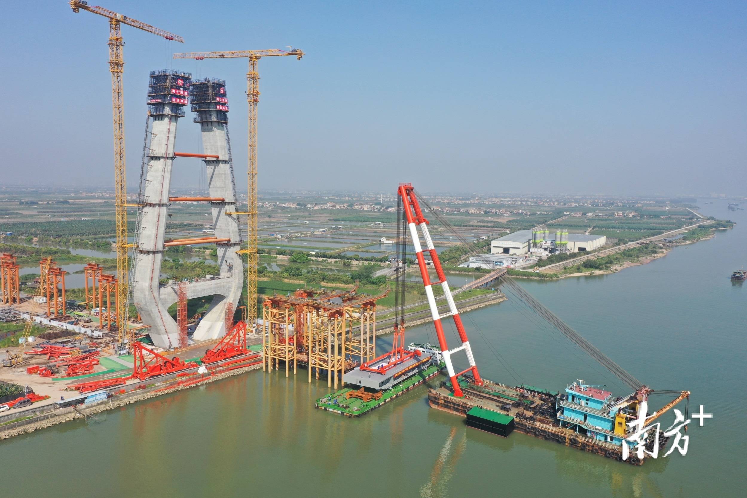 南中高速洪奇门特大桥首片钢箱梁架设成功