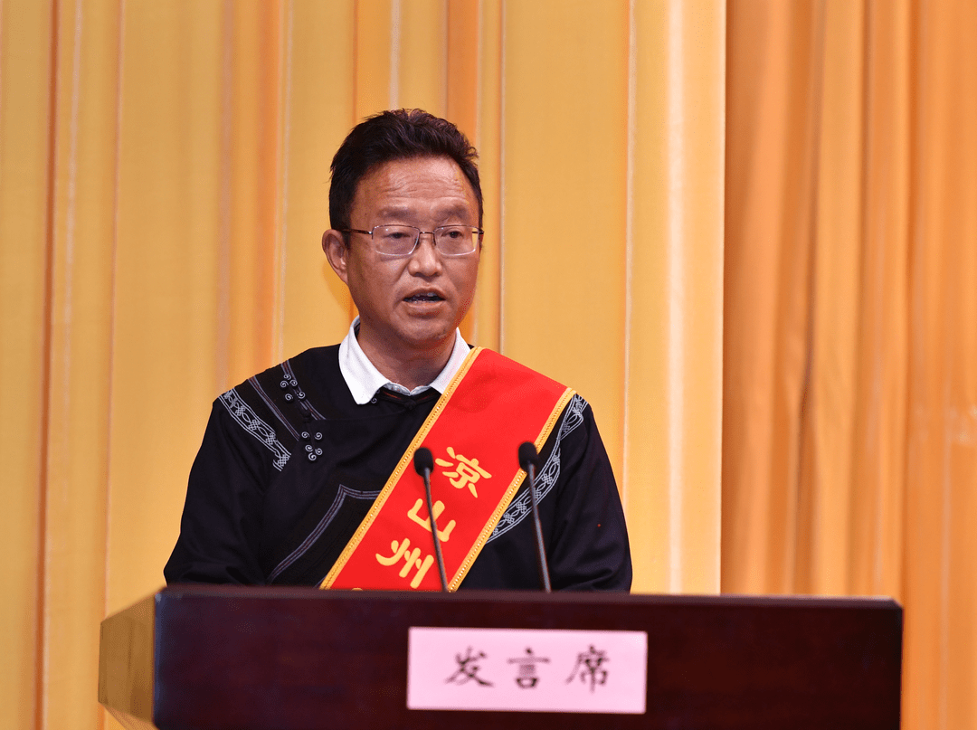 雷波中学校长徐华 凉山日报钟源供图雷波中学校长徐华:要做真实的教育