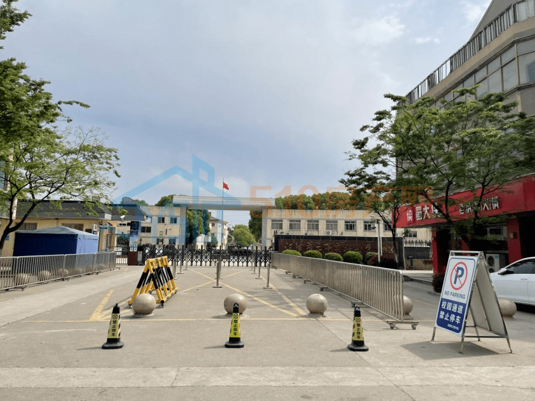 云亭街道目前拥有两个大型超市:吉麦隆和世纪阳光购物广场;菜场有云亭