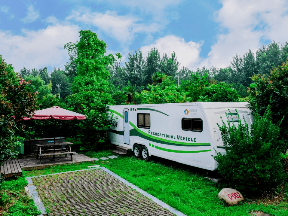 途居芜湖龙山房车露营地位于凤鸣湖北路8号,地理位置优越,风景优美