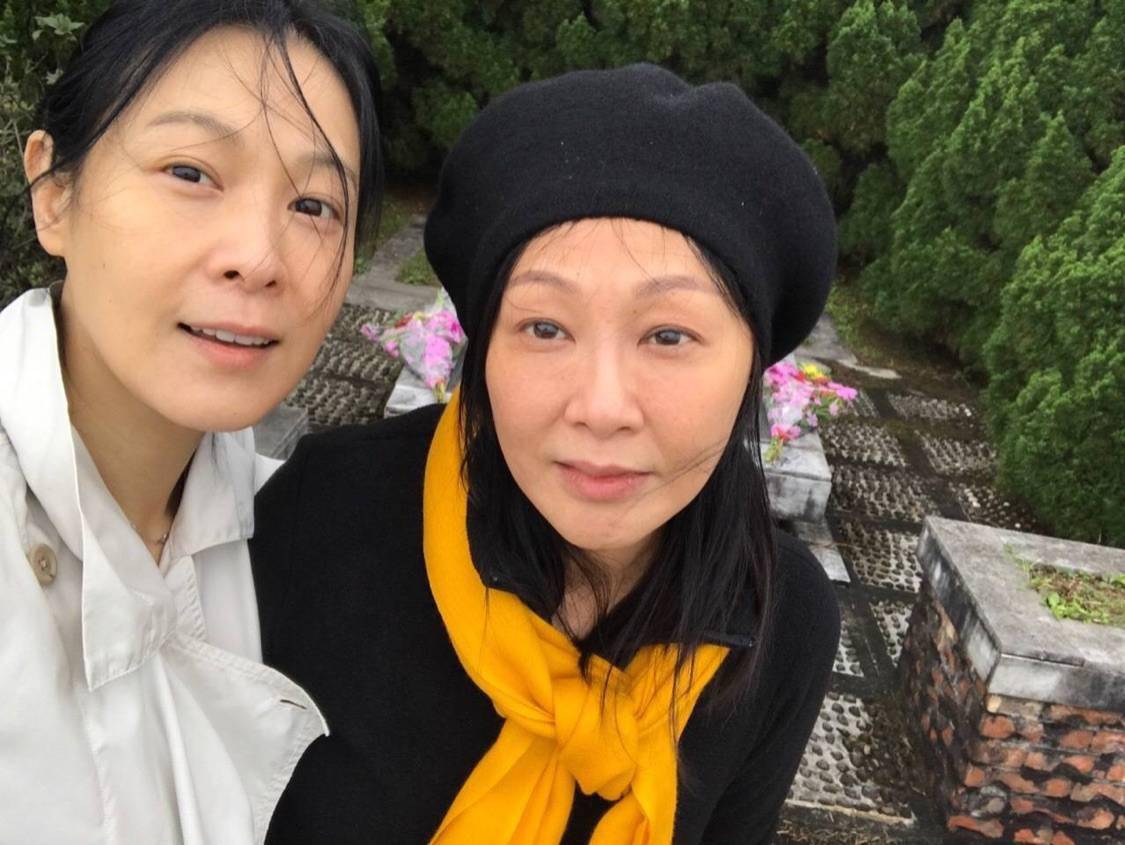 刘若英爬山素颜照,脸自然不遮皱纹,但50岁老态真实还这么漂亮_黑色