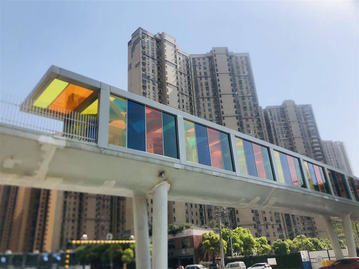 武汉市青山区园林路与临江大道的交汇路口新建起一座彩虹人行玻璃栈桥