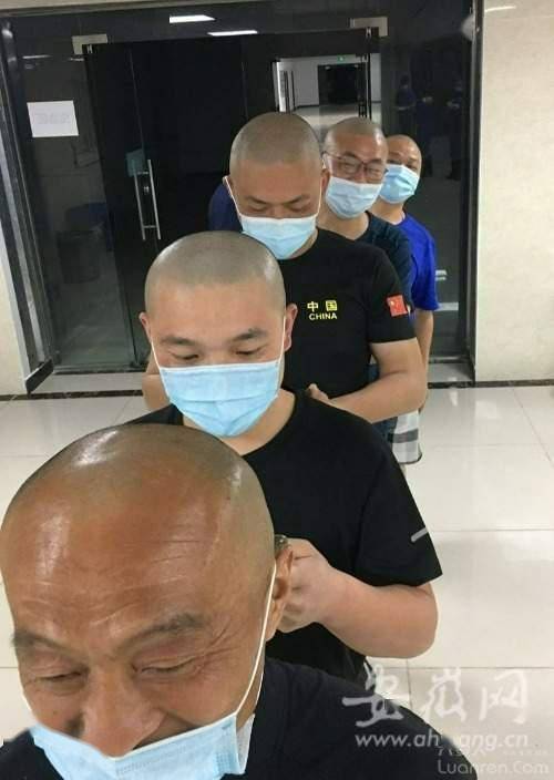 六安蓝天救援队8位队员为抗疫剃光头