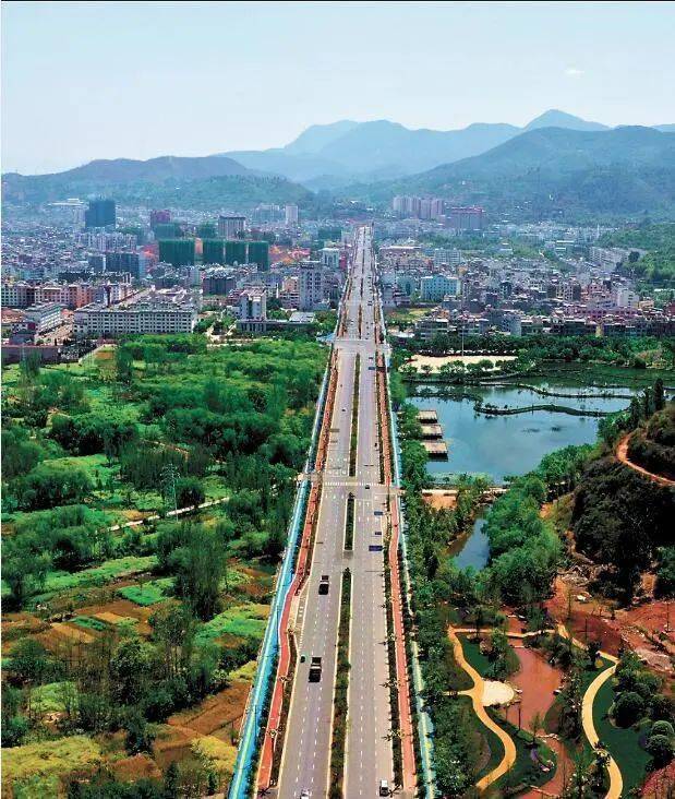 改造提升后的易兴路合力攻坚提速建设易兴路是易门县城的主干道之一