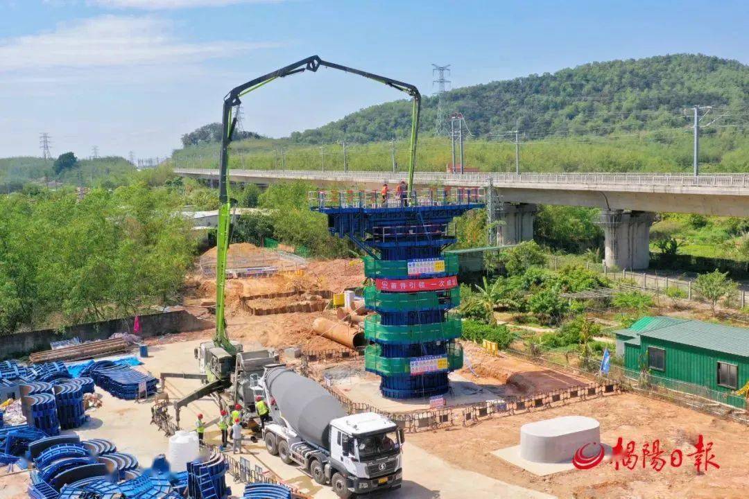 揭惠铁路项目华清村特大桥首墩顺利浇筑完成