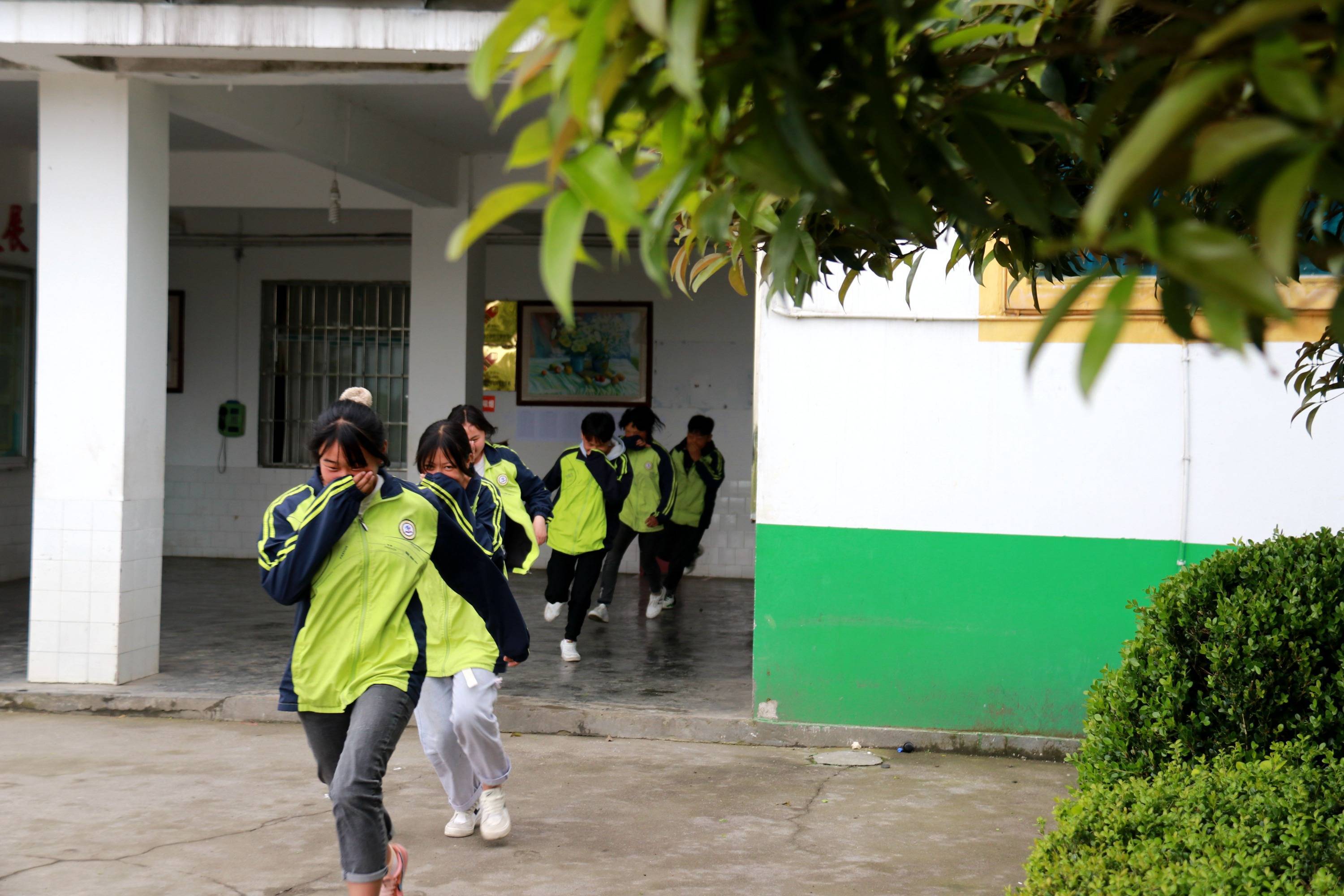 黔西市五里中学开展应急安全疏散演练活动