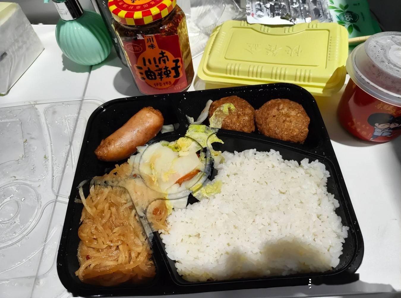 上海网友晒方舱医院伙食走红有吃有喝有wifi菜品口味堪比酒店