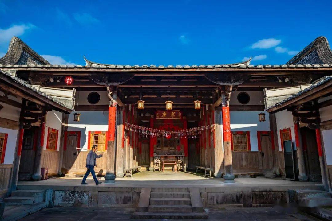 摄整体建筑依地势前后座略有落差,布局为中轴对称式,主厅堂处于寨堡