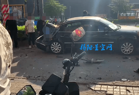 揭阳某路段一轿车冲过绿化带连撞多车后翻个四脚朝天
