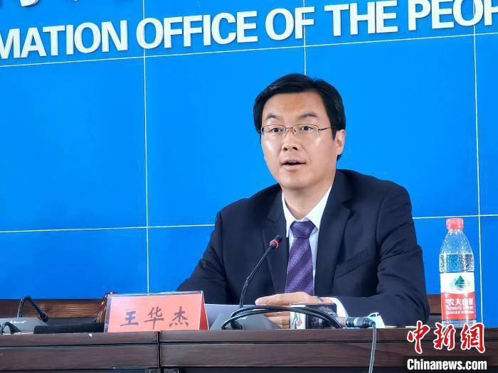 图为海东市委副书记,市长王华杰在新闻发布会上发言.