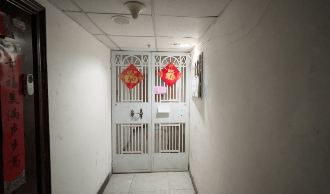 小区屡现门中门公共楼道能随意占用吗