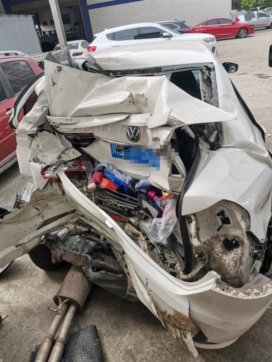 奇葩宜宾一女司机高速上停车打麻将结果被大货车撞成麻花儿