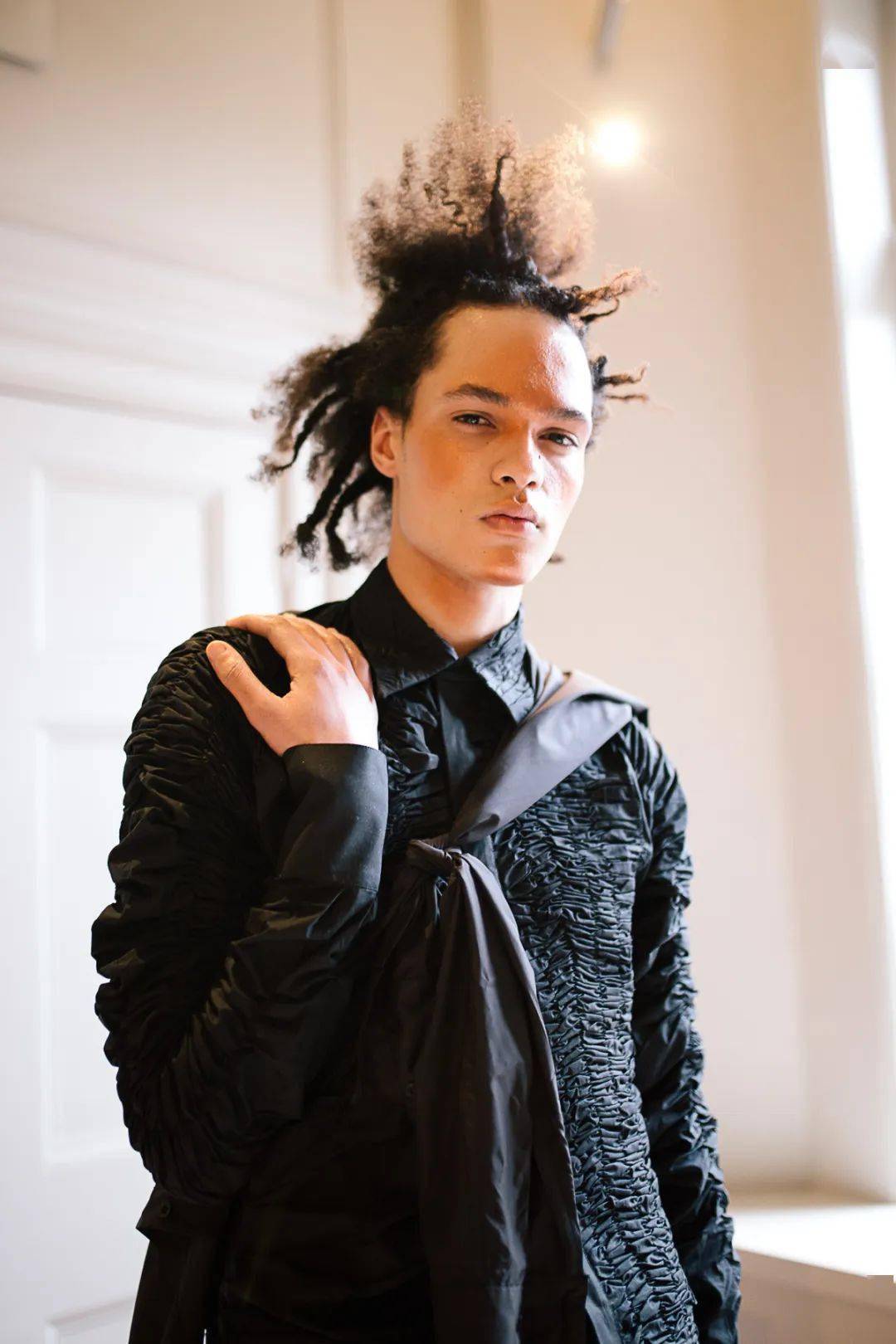 她给男人穿上露脐装,荷叶边,还得了国际大奖_bianca_saunder_男装