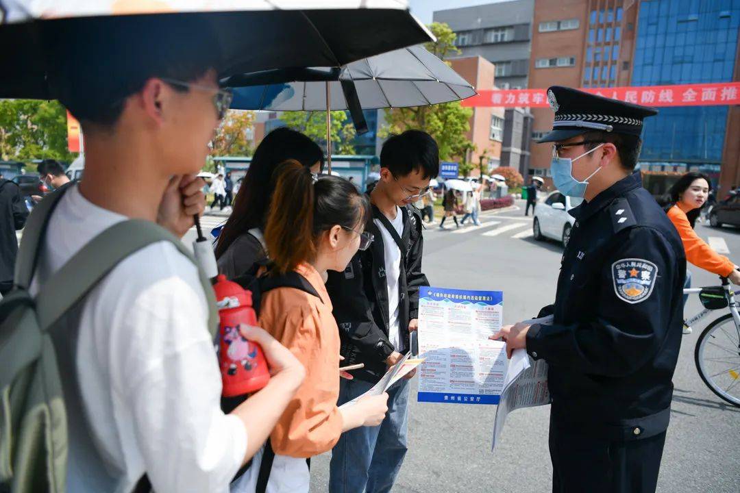 宣傳單↓↓↓集中宣傳活動現場,民警通過設置宣傳展板,張貼宣傳海報