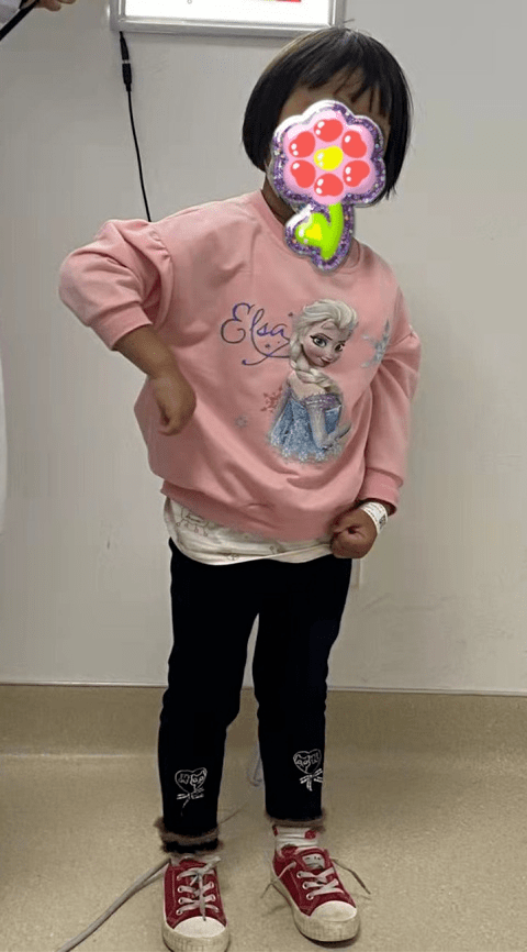 果果的代偿头位面向左转,头向左肩倾;同时伴有间歇性左眼外上方斜视
