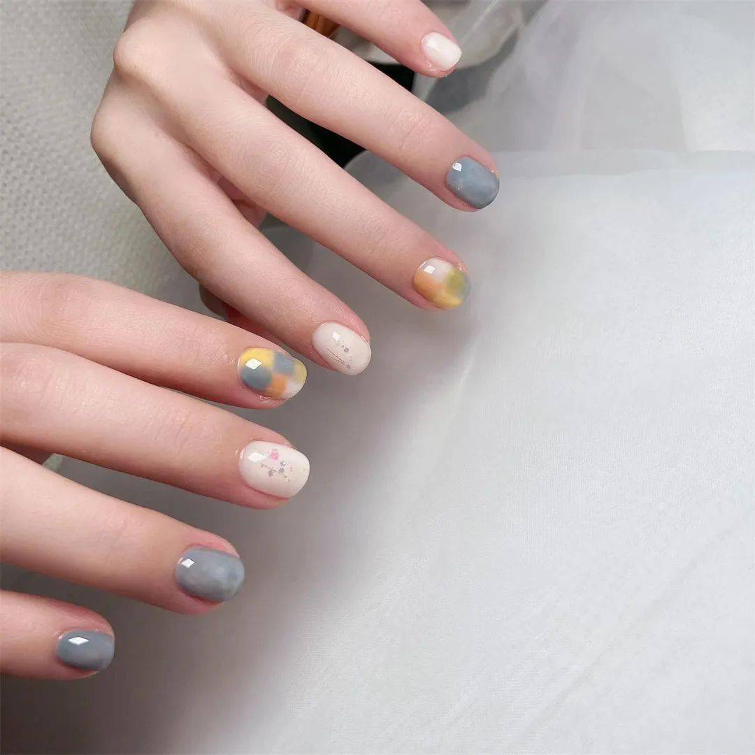 短指甲的美甲款式特别适合学生党和上班族哦