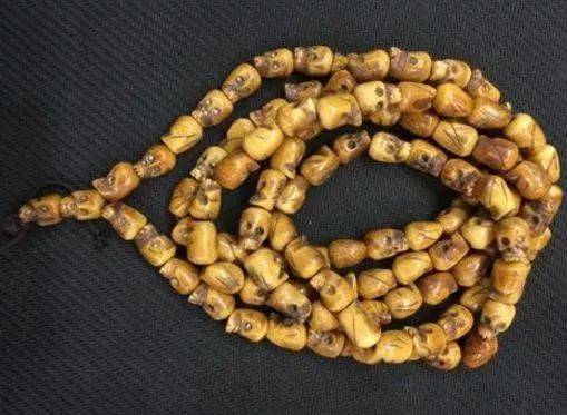 藏区秃鹫骨念珠△人骨横切面上会布满错落有致的"蝌蚪纹"(微血管)坑