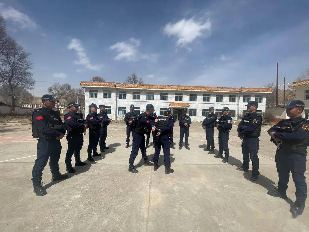 贵南县公安局特巡警大队春季大练兵纪实