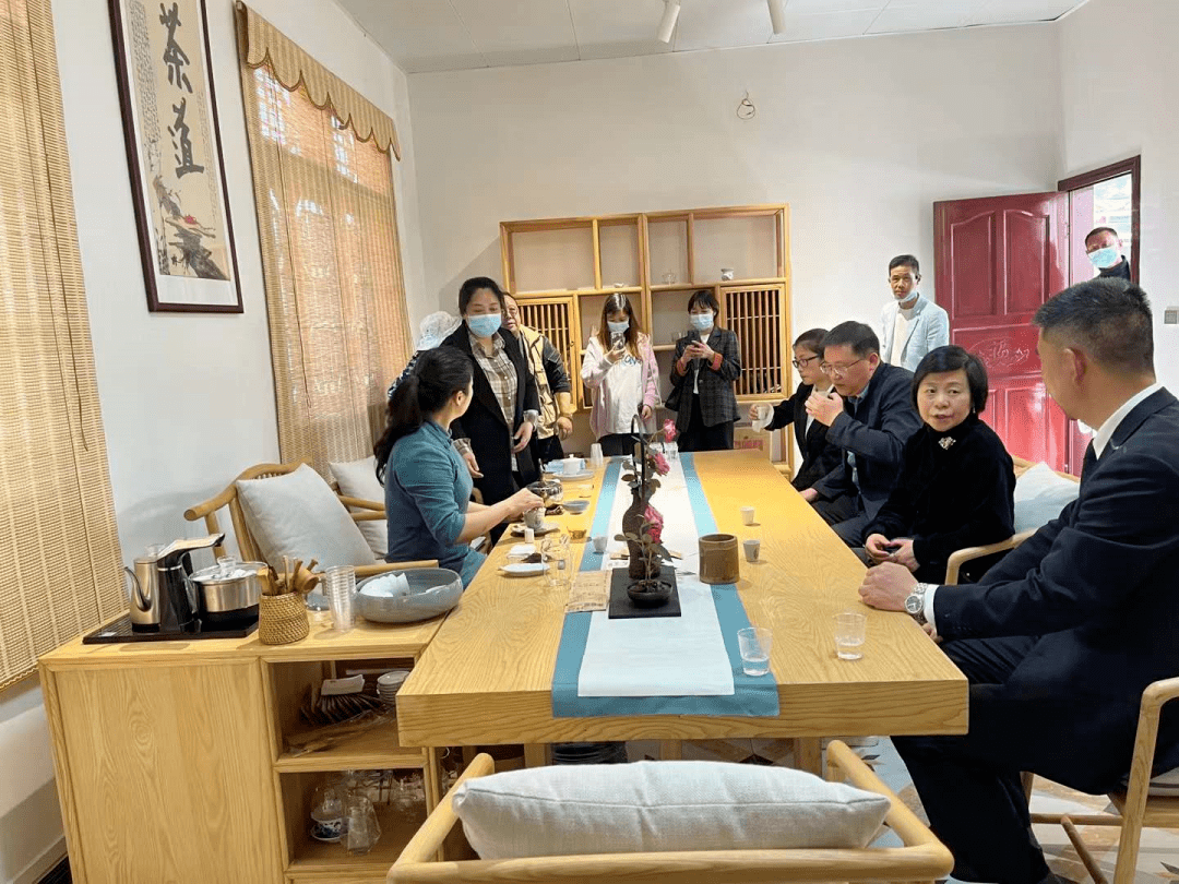 在"一叶江山"茶文化博览馆忠路镇党委书记王厚军为客人们详细介绍了