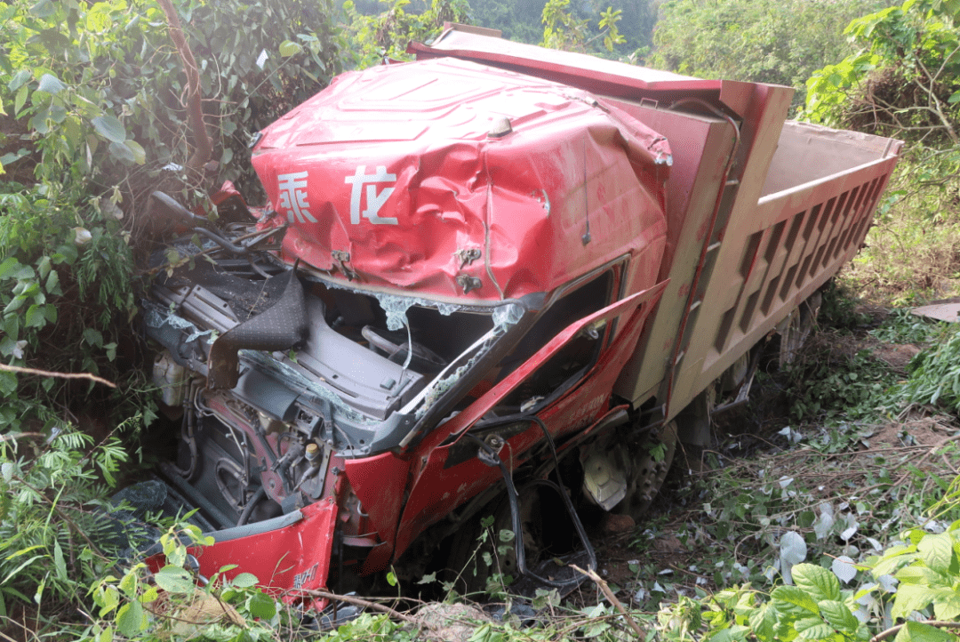 钦州心惊胆战货车翻下悬崖车头严重变形司机靠它救回一命