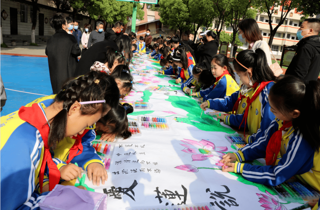 与会人员实地参观了红星路小学,沙市区实验小学,北京路第三小学,沙北