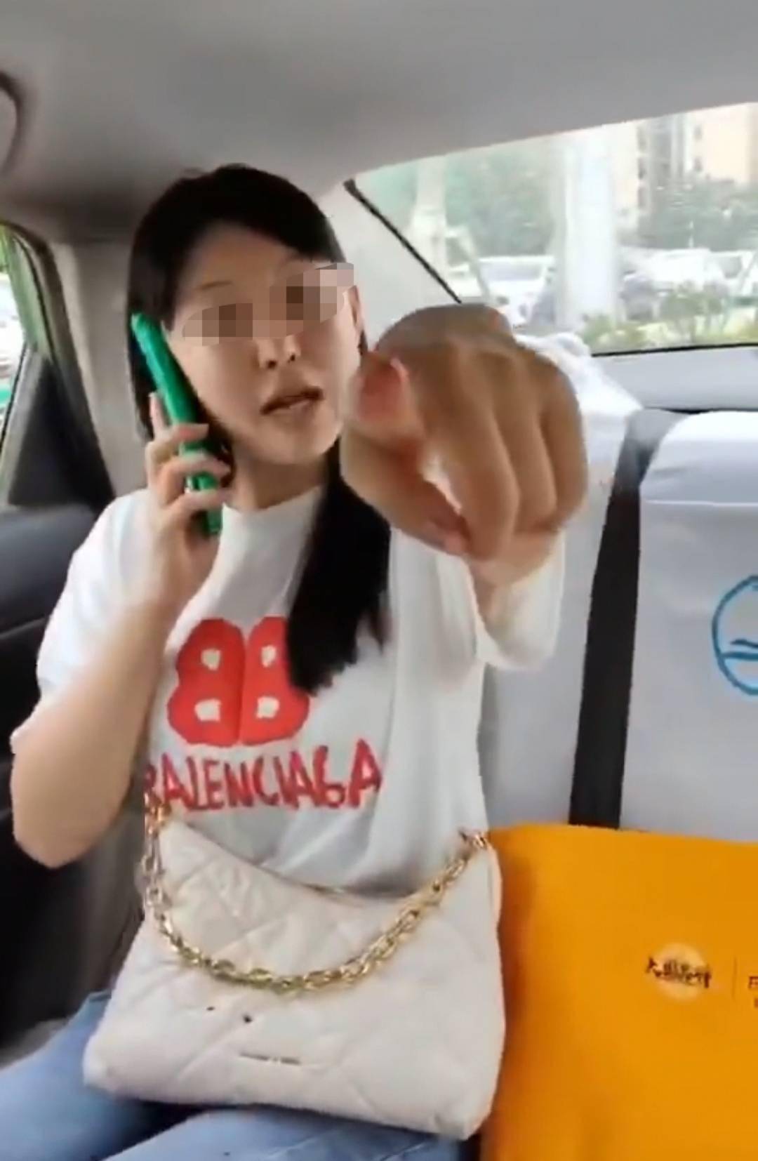 原创广州女子嫌车快辱骂的哥，把血往座套上擦，还报警诬陷的哥打人