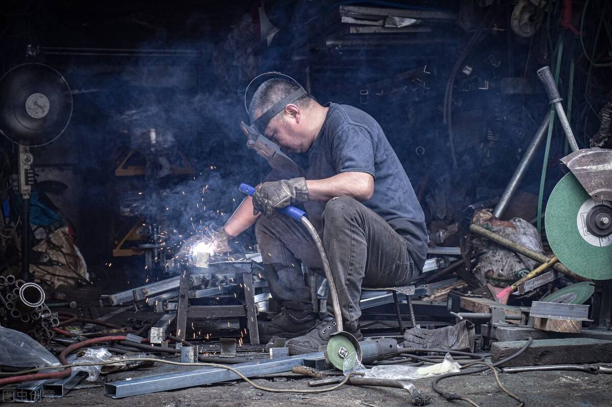 电焊的危害有多大?三大职业病正在拖垮身体_工作_眼睛_工人