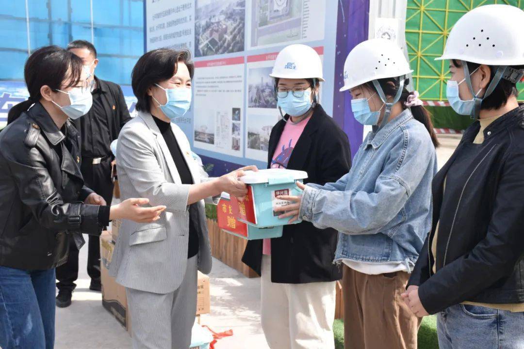 宁淑敏代表市妇联对奋战在一线的建设者进行了慰问,为她们送上口罩