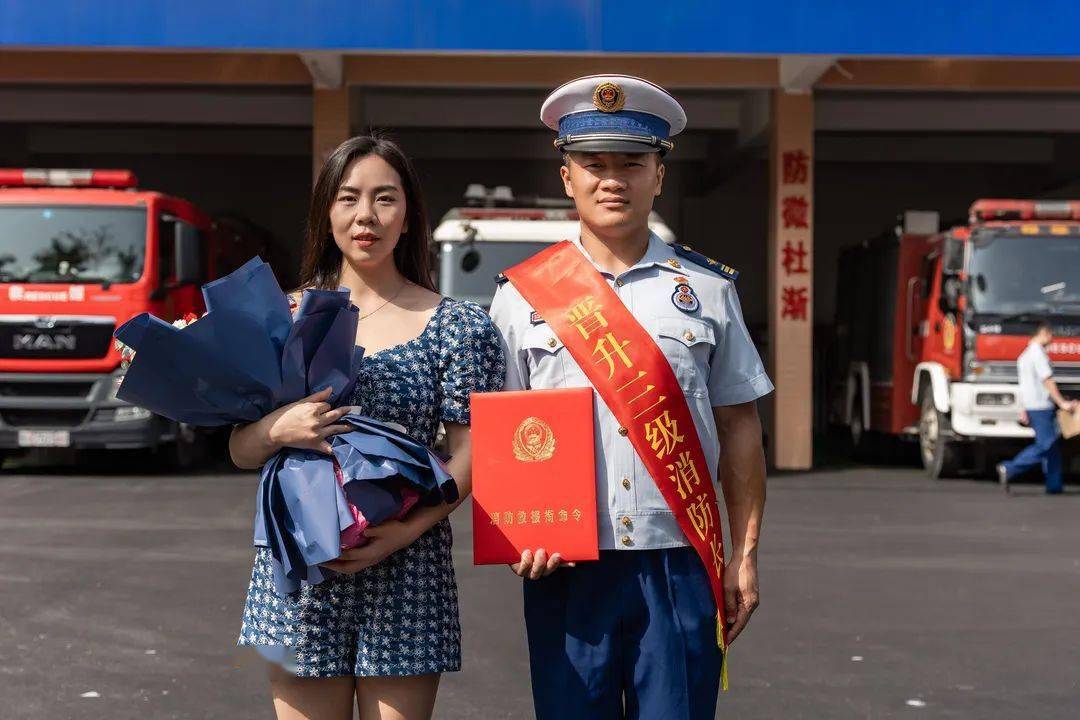 荣光时刻阳江支队隆重举行高级消防员晋衔仪式
