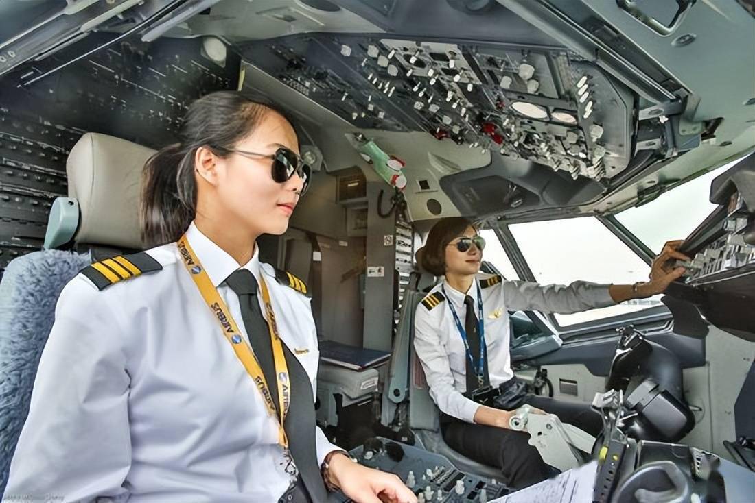24岁跟飞28岁成为国航第一位女机长女学霸王峥如何冲上云霄