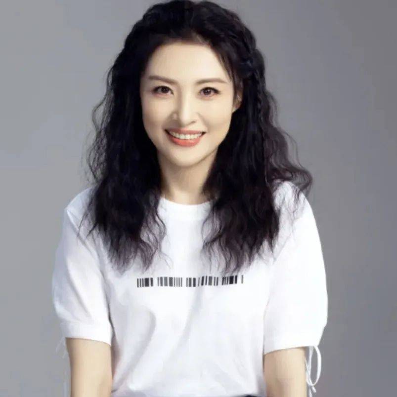 前“央视一姐”周涛跨界拍戏!将与张国立同台飙戏,54岁气质超赞_网友_工作_挑战